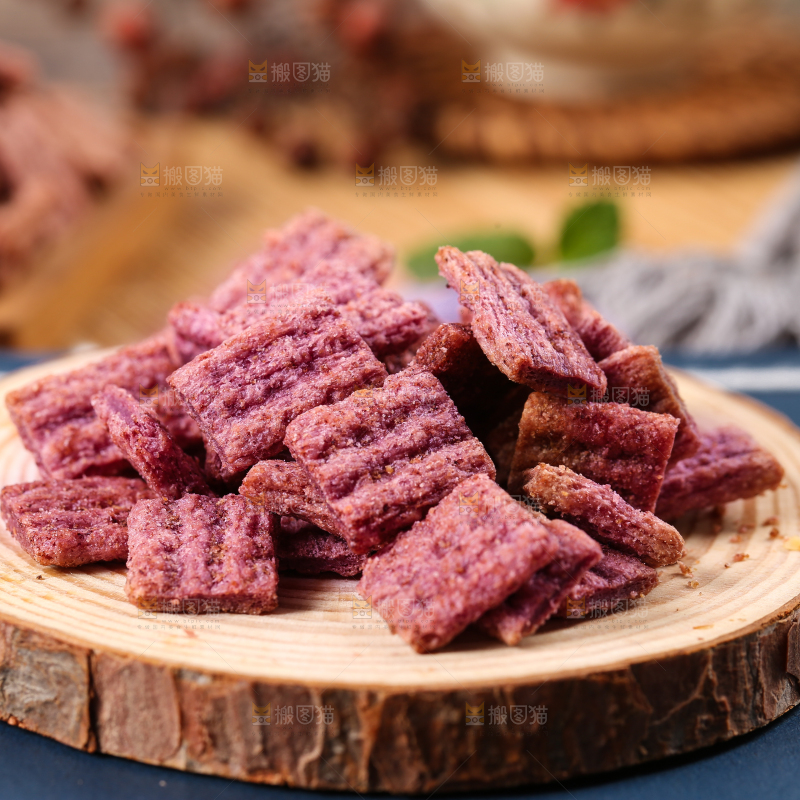 木板上放着紫薯锅巴