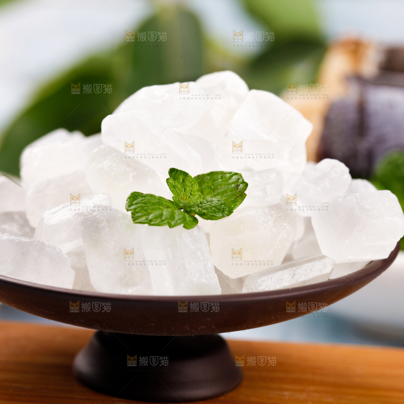 盘子里装着白冰糖