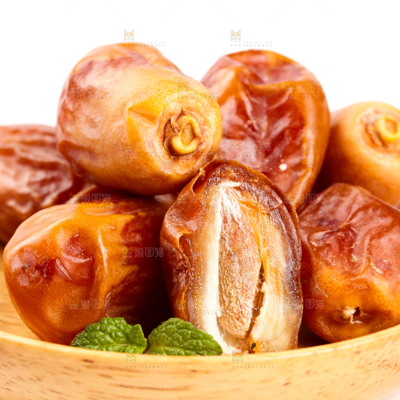 盘子里放着黄椰枣