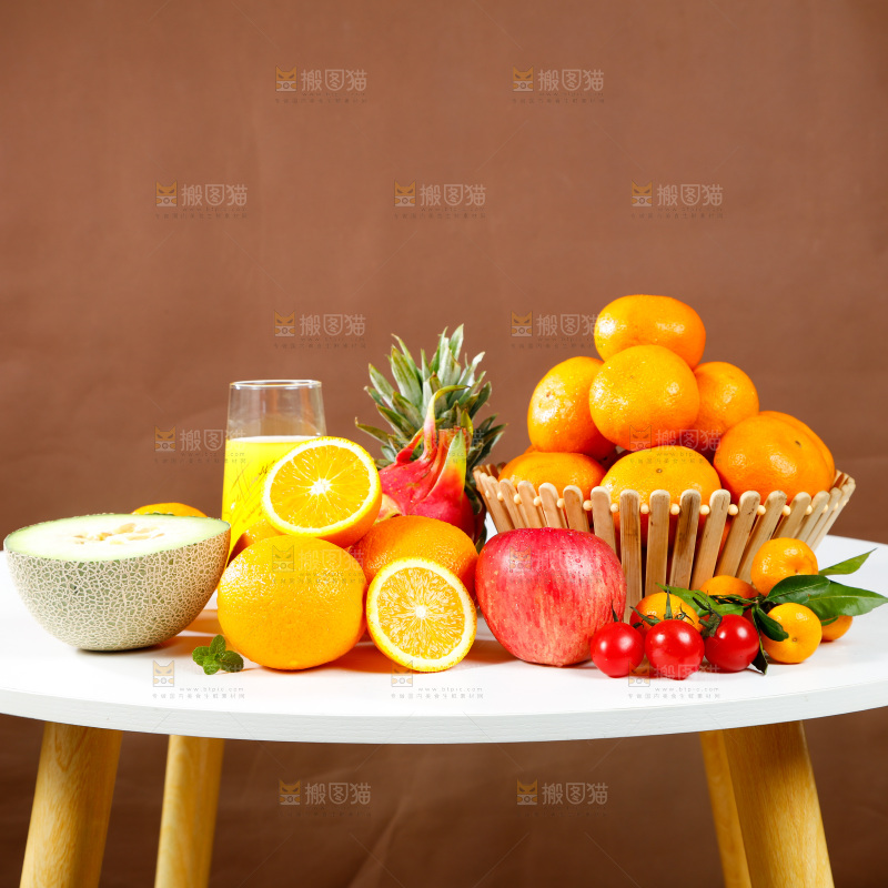 桌子上摆放着水果组合