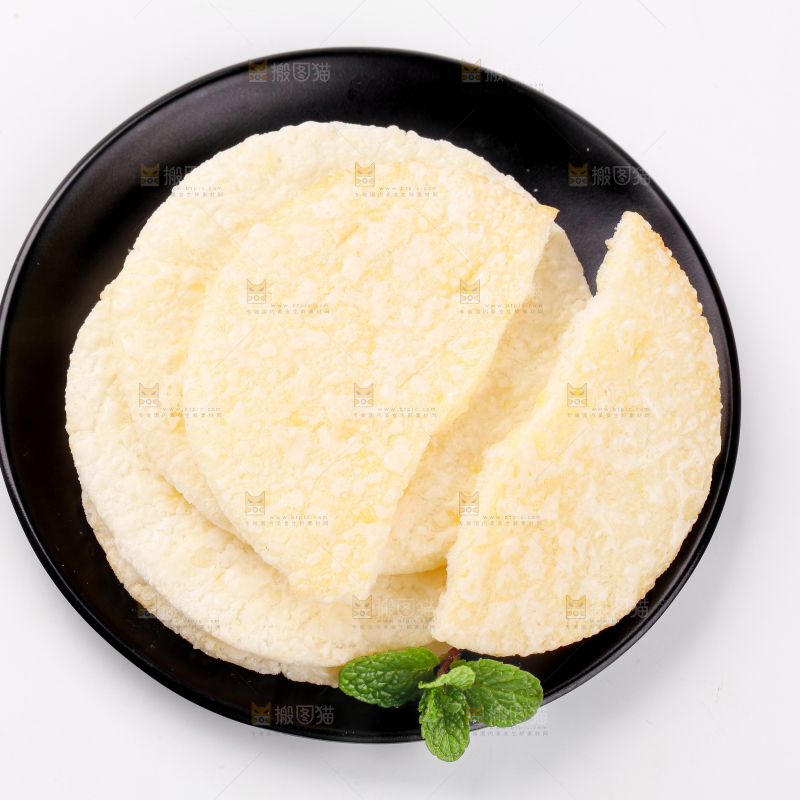 碟子里放着米饼