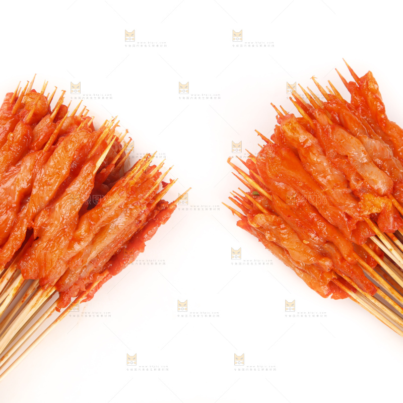 白底上放着肉串