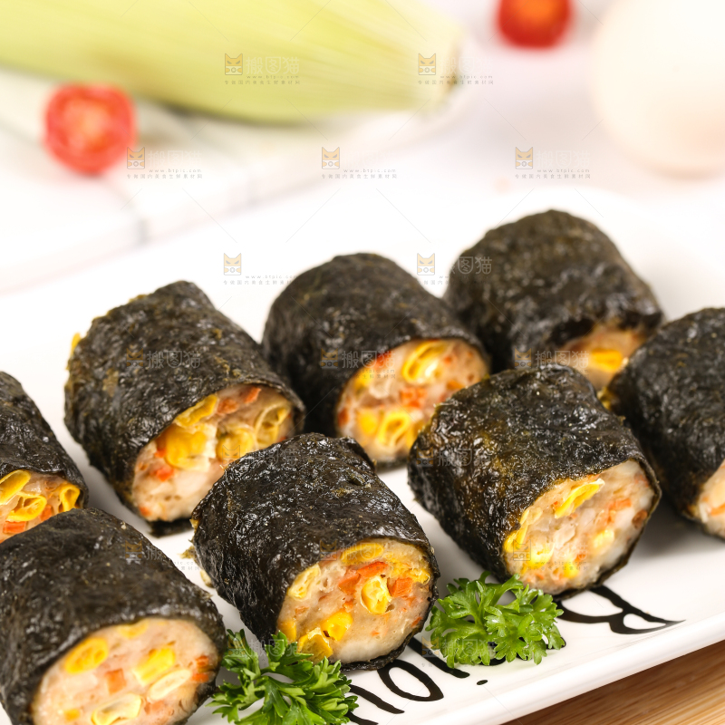 木板上的玉米紫菜卷