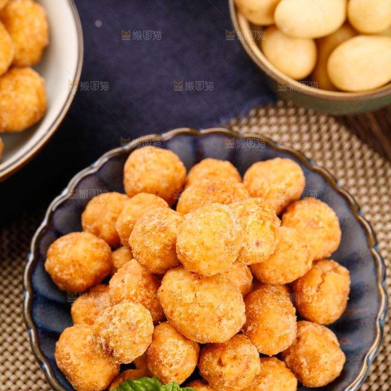 碟子里放着多味花生豆