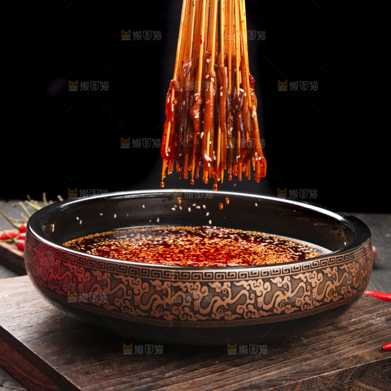 锅里放着鸭肠串