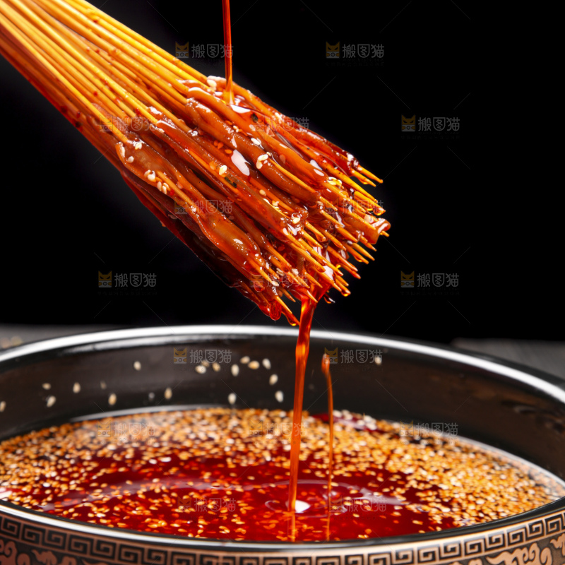 锅里放着鸭肠串