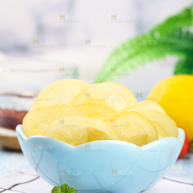 白格子底上的柠檬干片