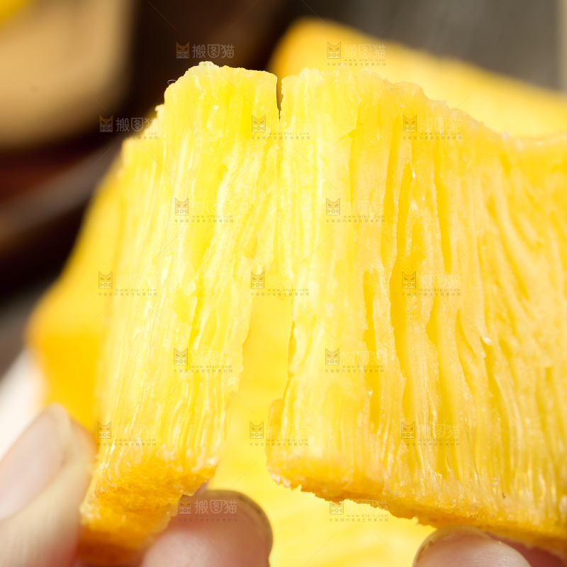 手里拿着椰香糕