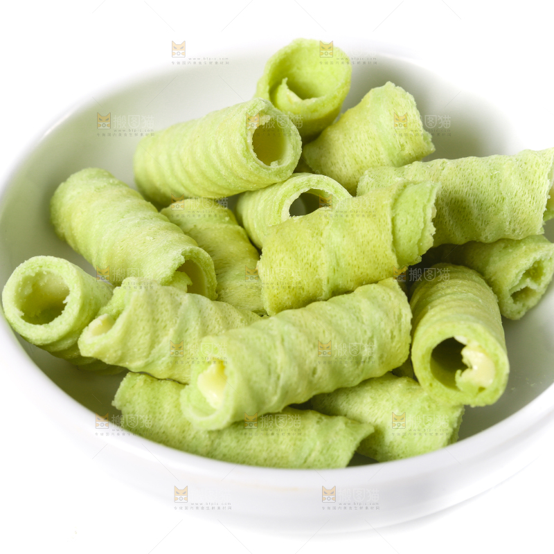 碟子里装着抹茶蛋卷