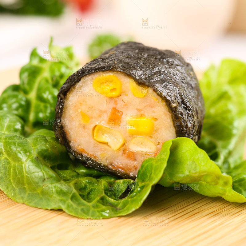木板上的玉米紫菜卷