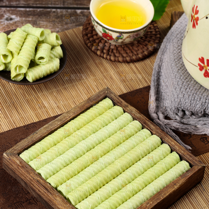 木盒里放着抹茶卷