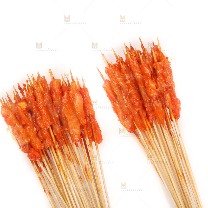 白底上放着肉串