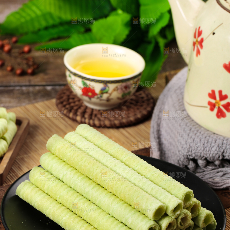 盘子里放着抹茶卷