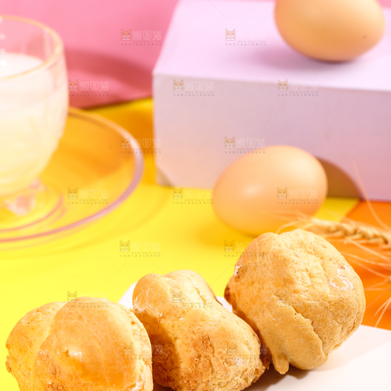 盘子里放着夹心泡芙