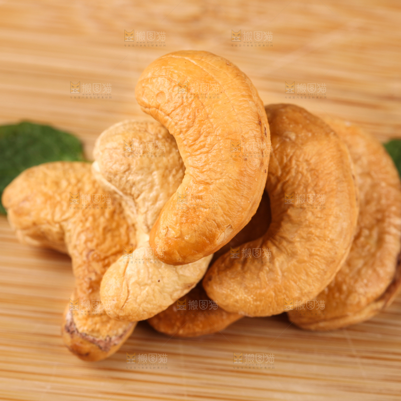 木底上剥皮的紫皮腰果