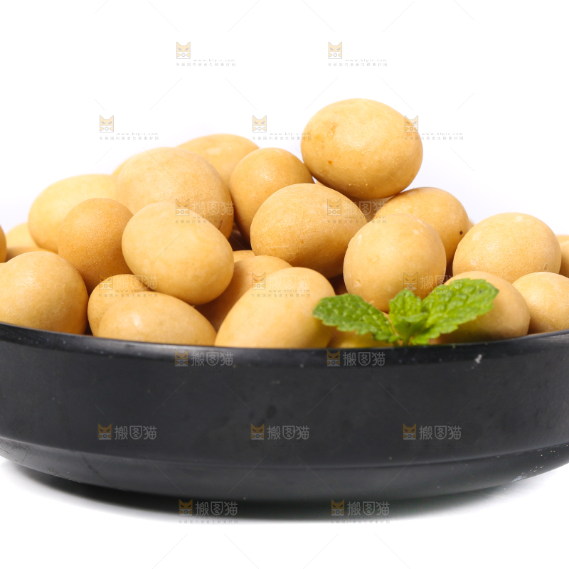 盘子里装着鱼皮花生