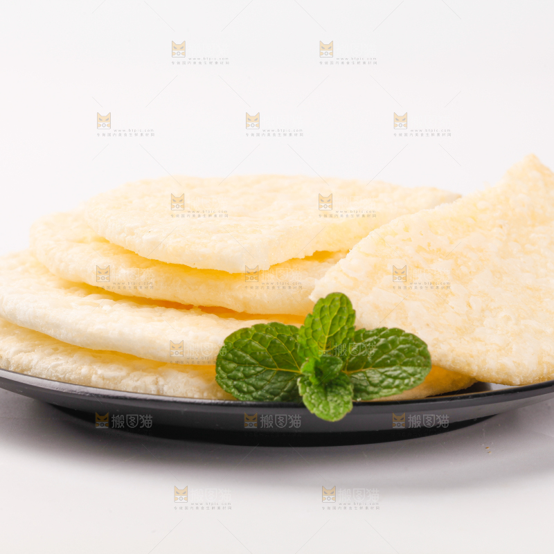 碟子里放着米饼