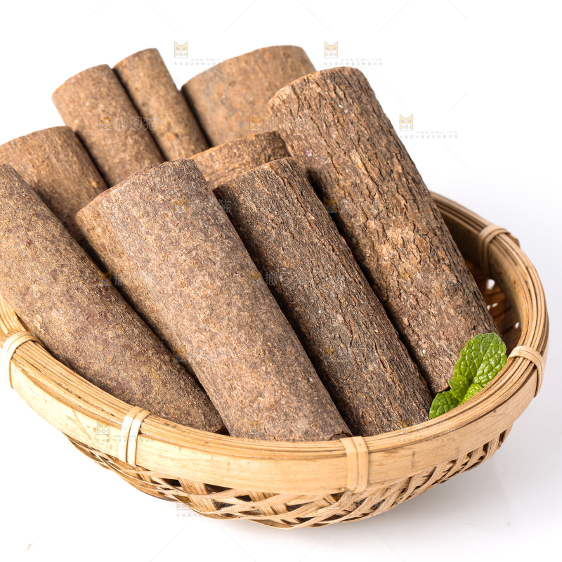 竹篮里放着干桂皮