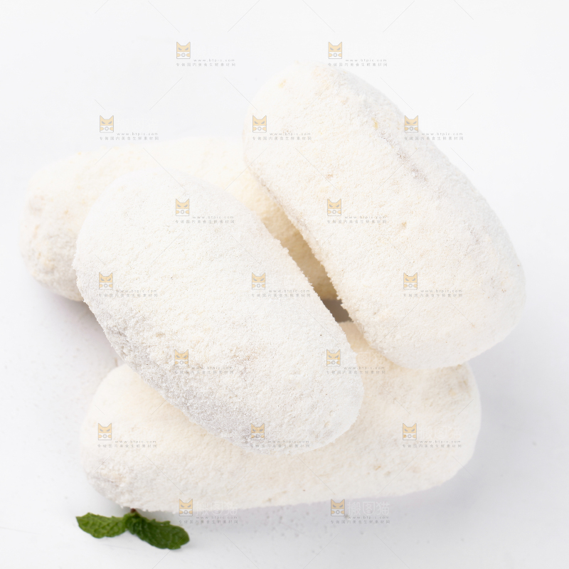 白底上摆放着雪枣