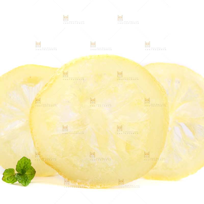 白底上放着干柠檬片