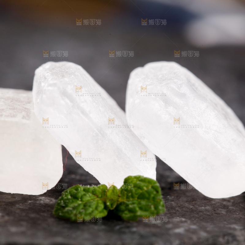 黑底上放着冰糖