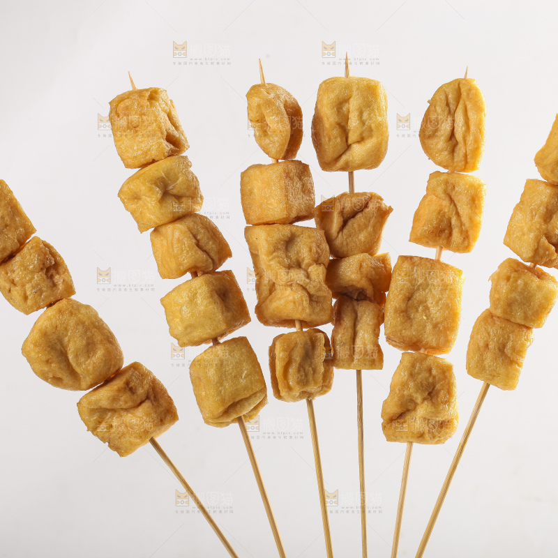 白底上的豆腐串