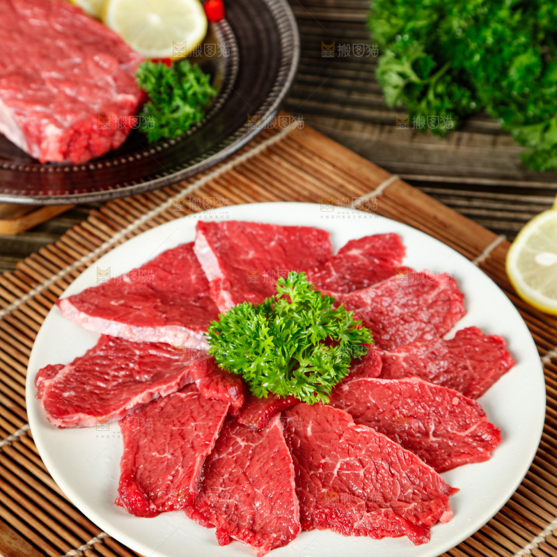 木底上放着一盘牛肉
