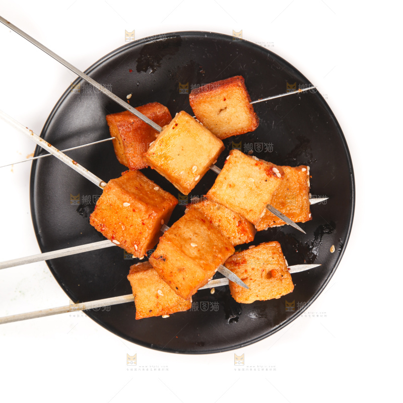 盘子里的豆腐串