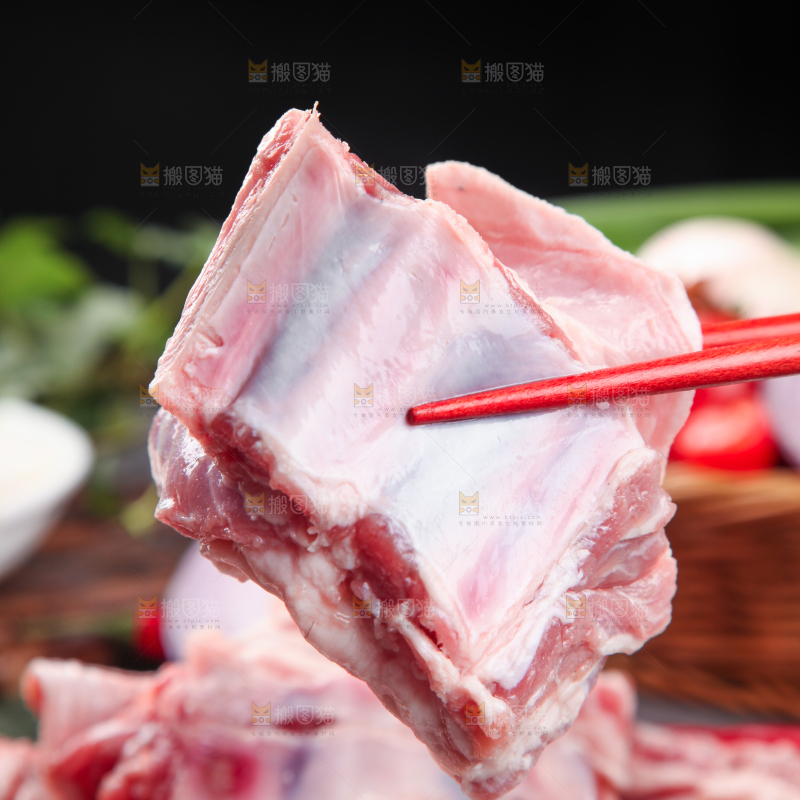 石板上放着羊排骨