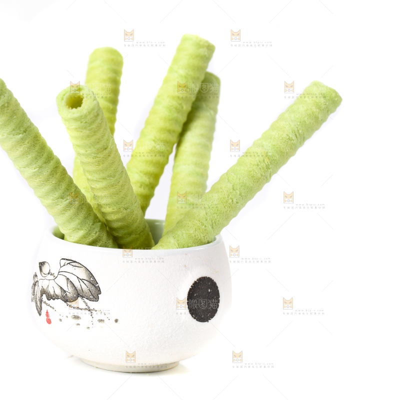 碟子里装着抹茶蛋卷