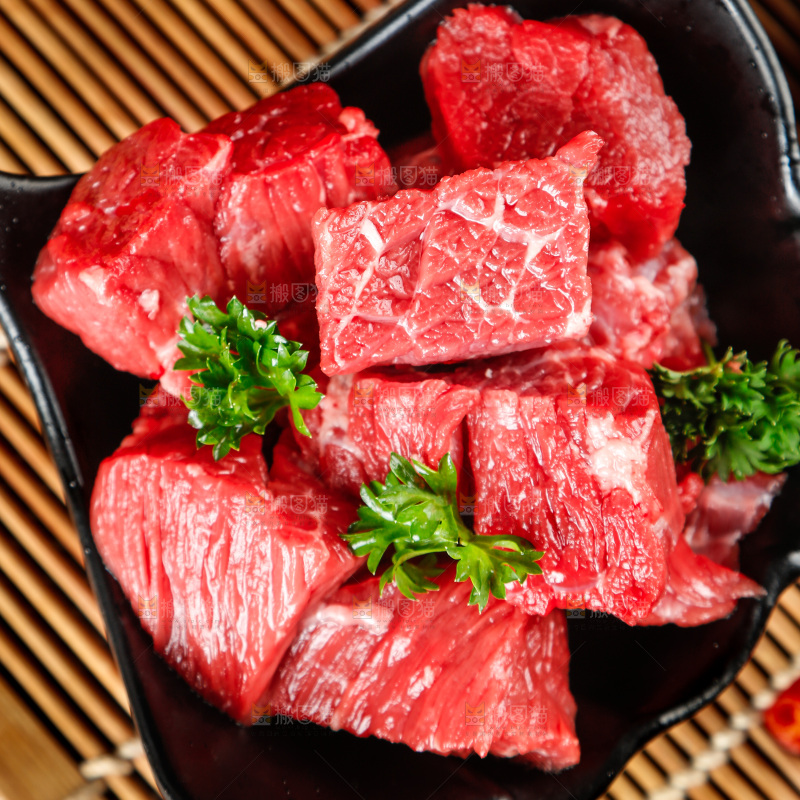木底上放着一盘牛肉