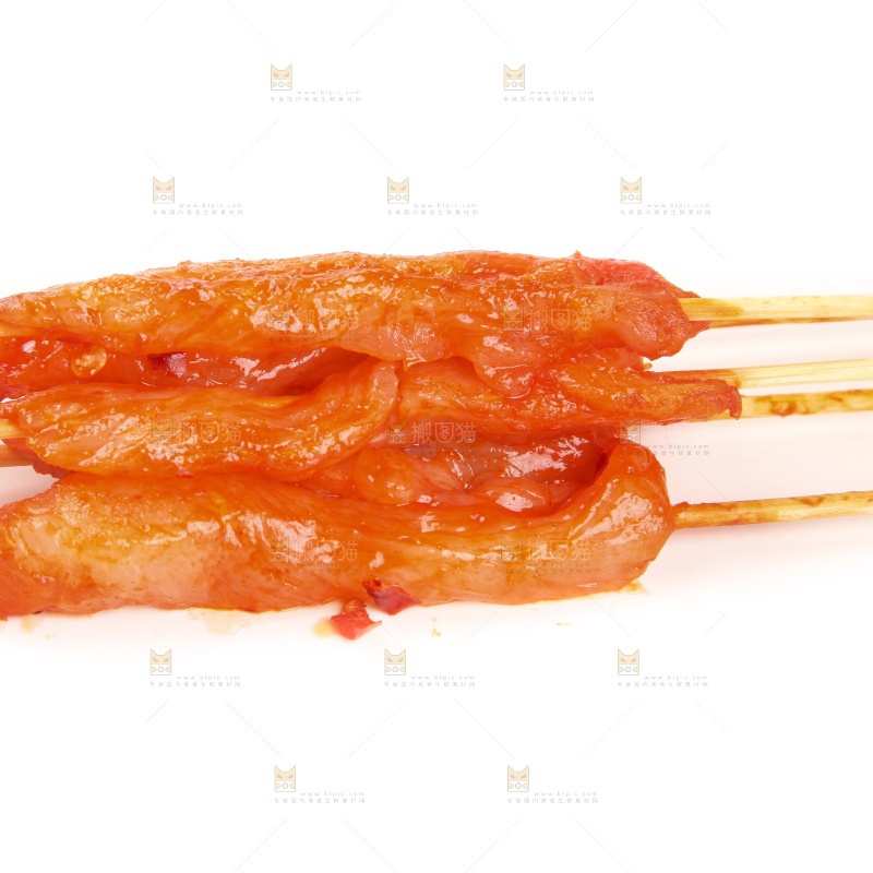 白底上放着肉串