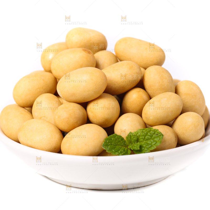 盘子里装着鱼皮花生