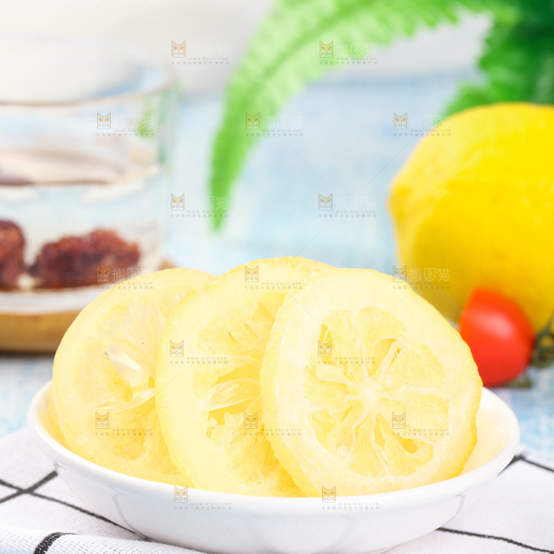 白格子底上的柠檬干片