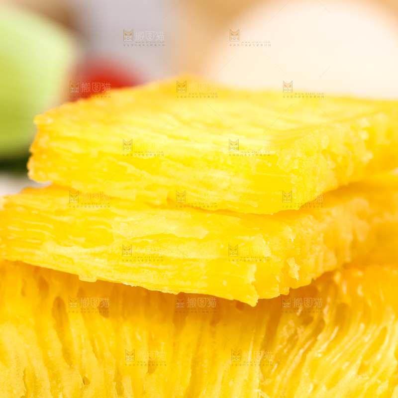 木板上摆放着椰汁黄金糕