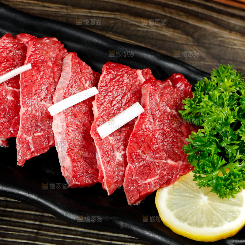 木底上放着一盘牛肉