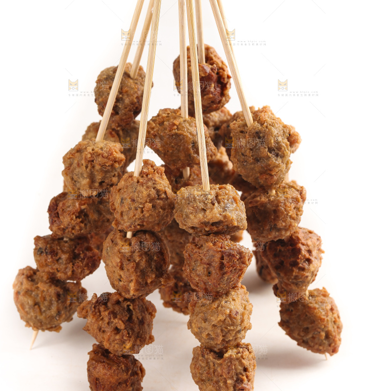 白底上的肉丸串