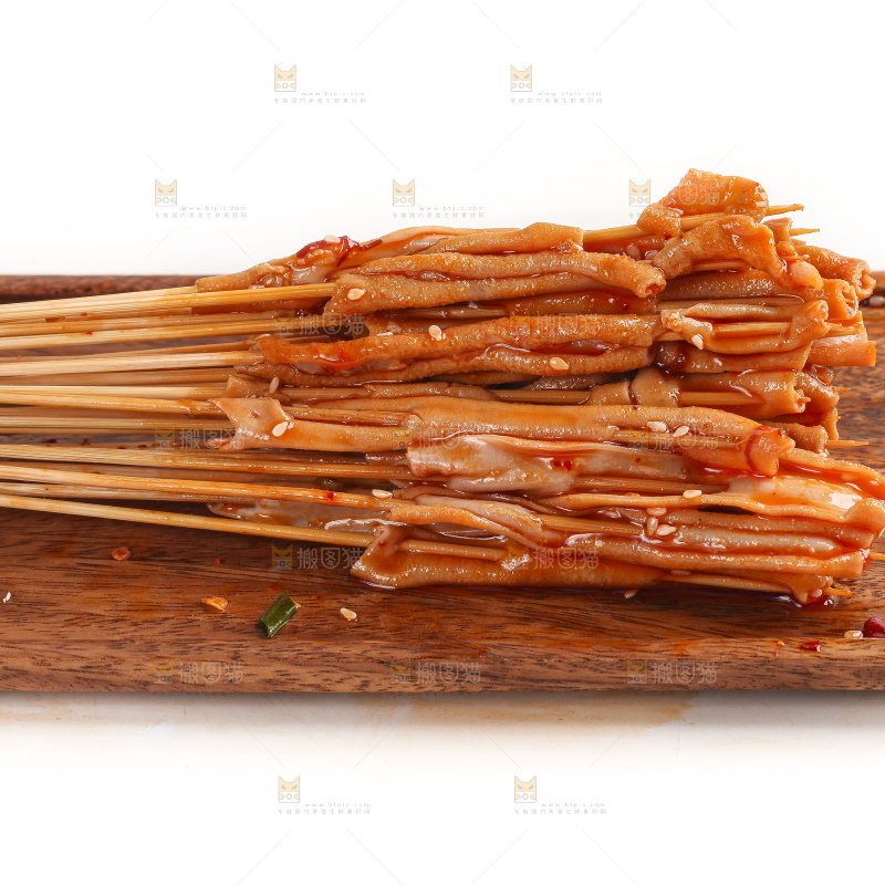 盘子里装着鸭肠串