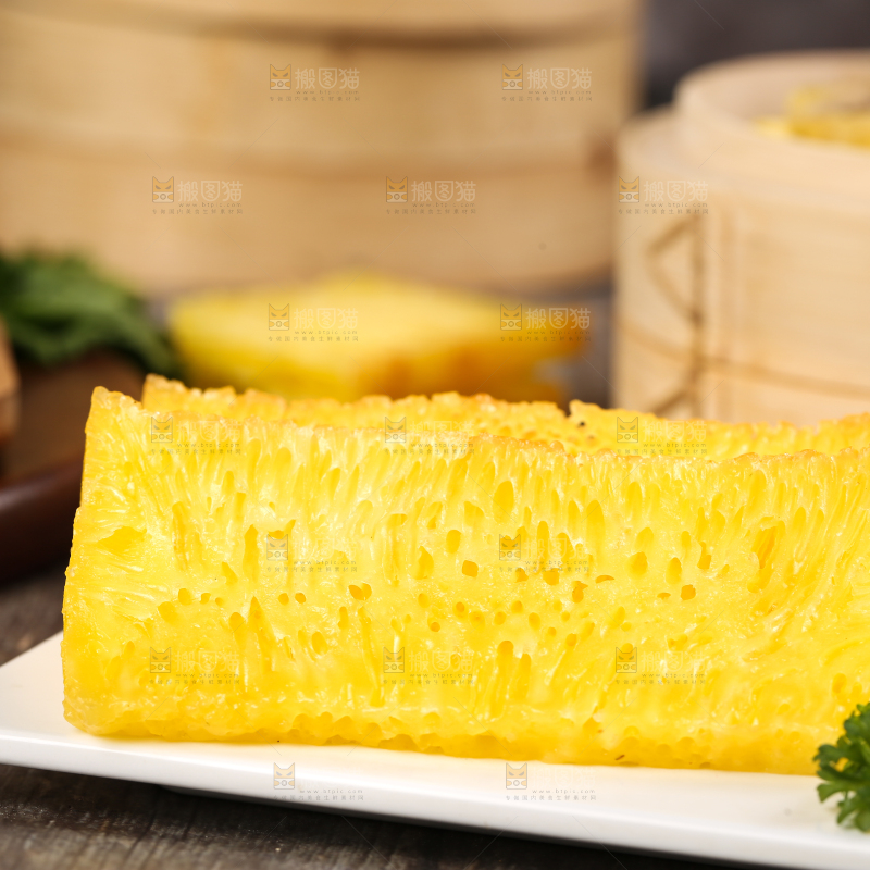 盘子里装着手工蒸糕