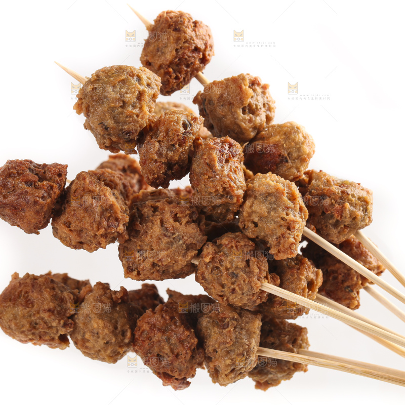 白底上的肉丸串