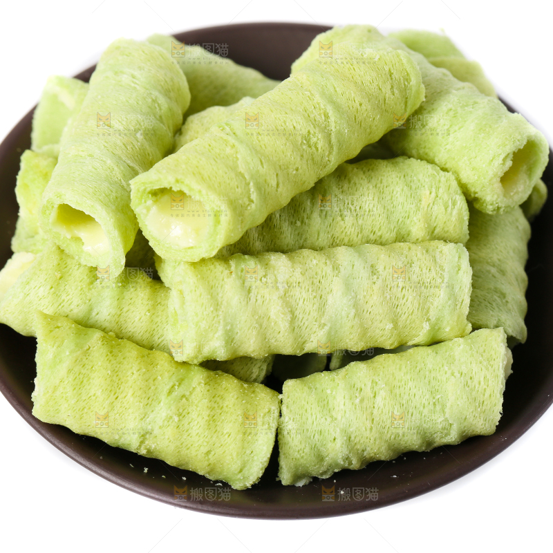 碟子里装着抹茶蛋卷