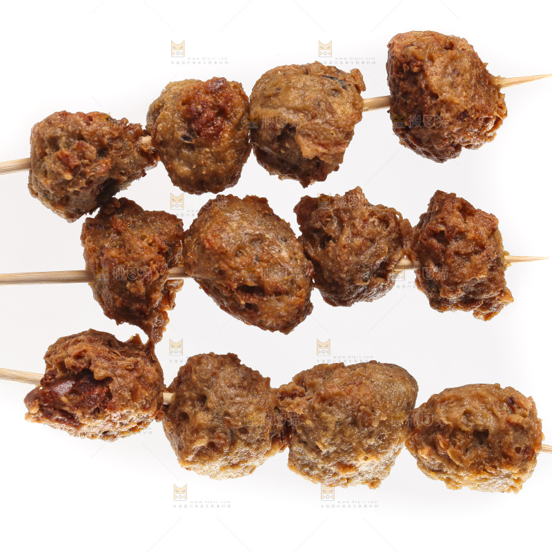 白底上的肉丸串