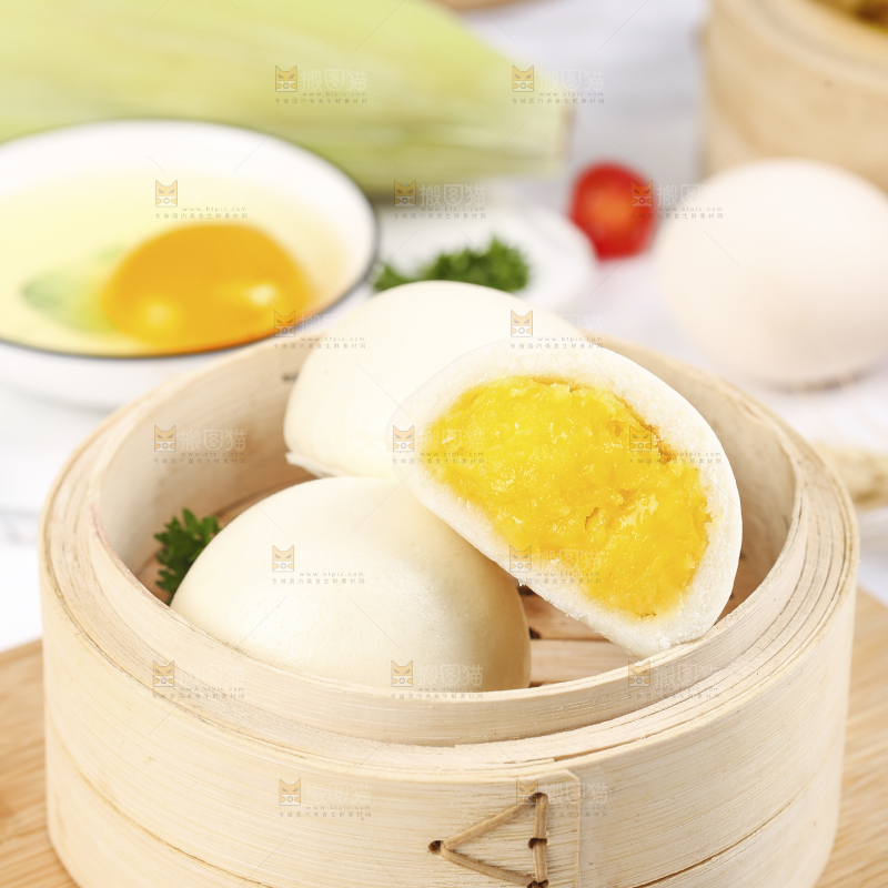 木板上放着奶黄馅包子