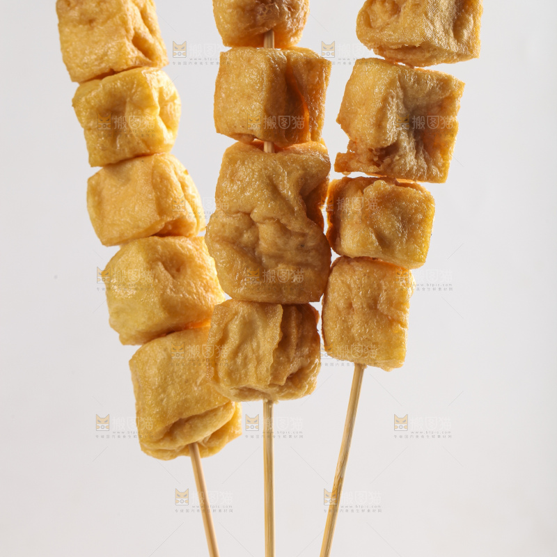 白底上的豆腐串