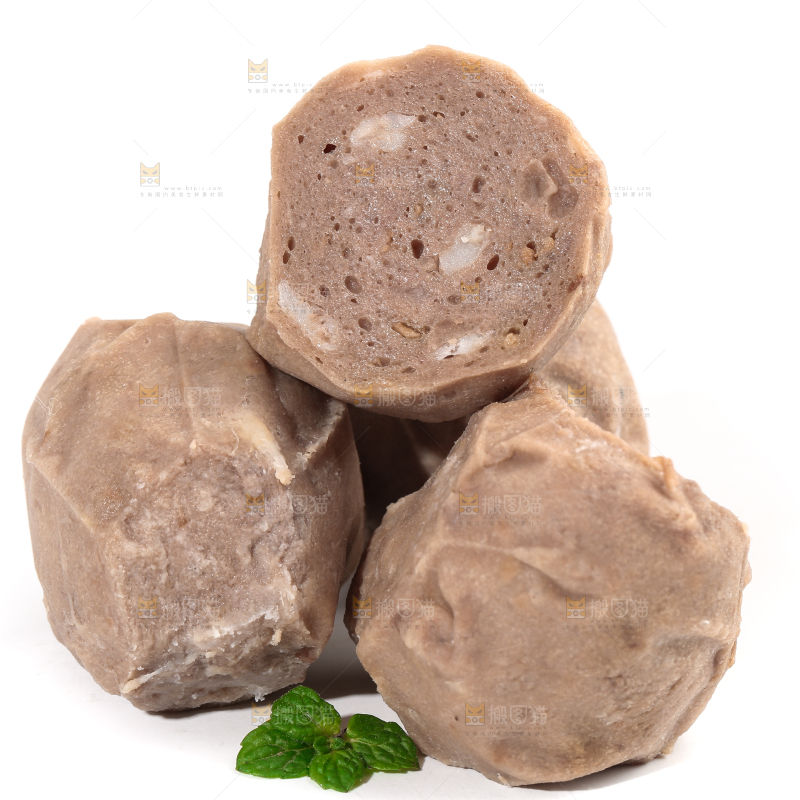 白底上放着切开的潮汕牛肉丸