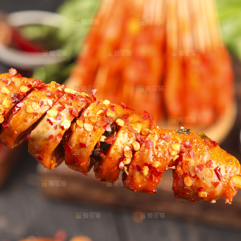 盘子里装着面筋串