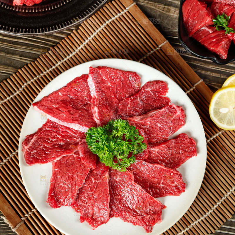 木底上放着一盘牛肉