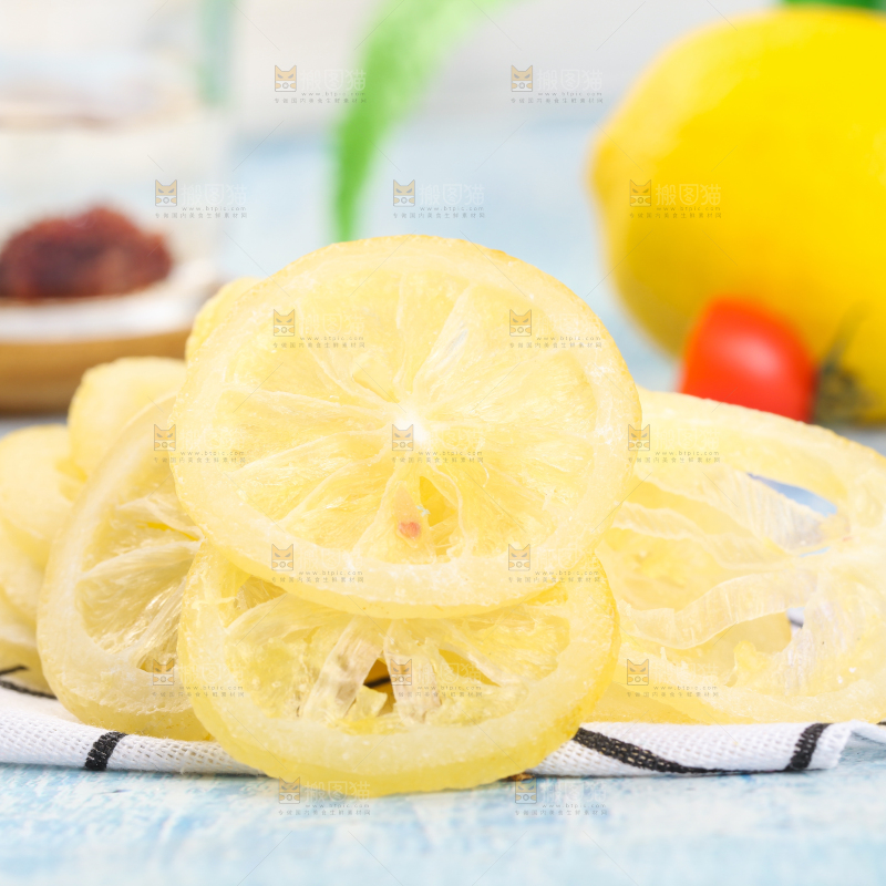 白格子底上的柠檬干片