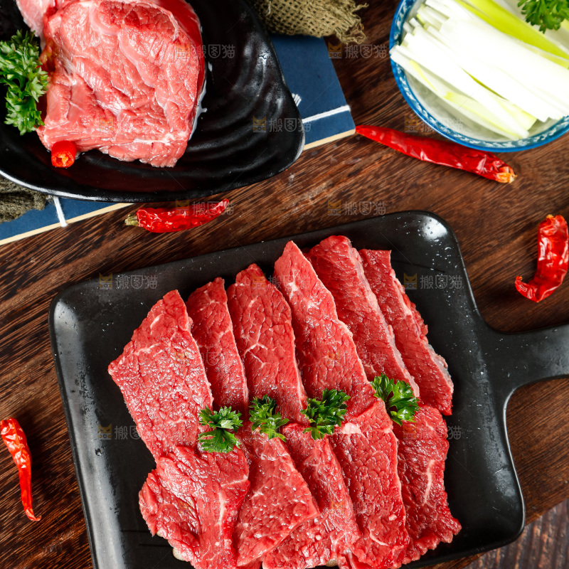 木底上放着一盘鲜牛肉片