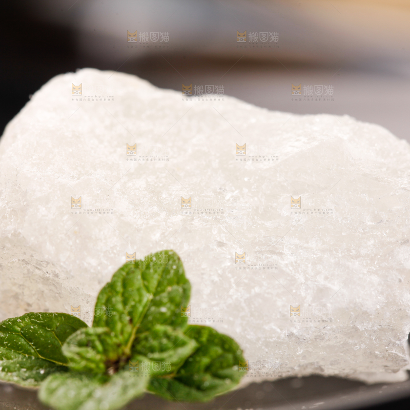 盘子里装着多晶冰糖